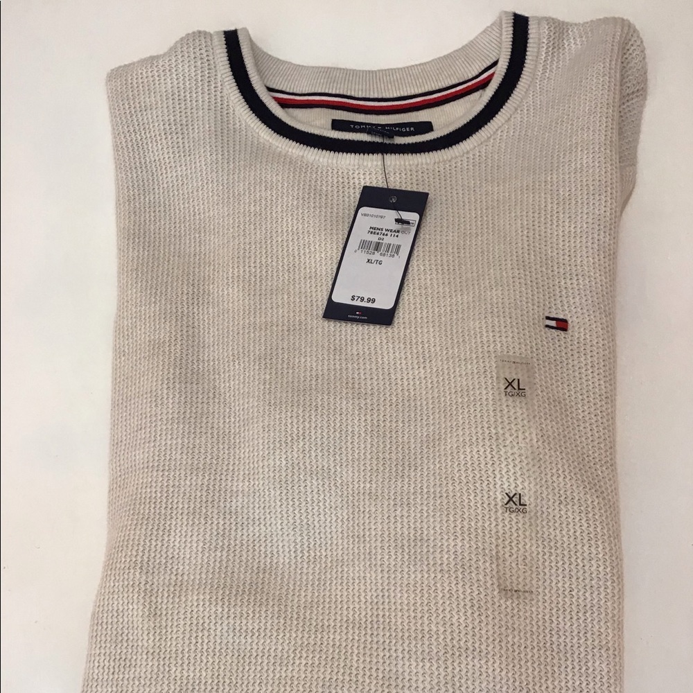 NWT, Tommy Hilfiger Men’s Sweater Size XL.